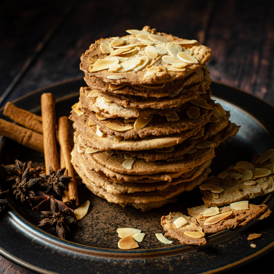 Glutenfreie Spekulatius-Taler mit gehobelten Mandeln