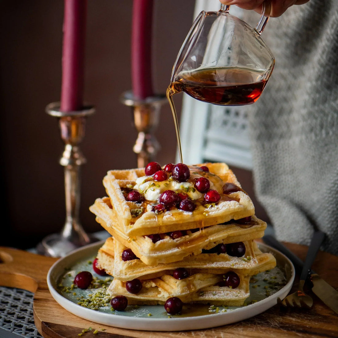Glutenfreie Waffeln mit Cranberrys und Ahornsirup