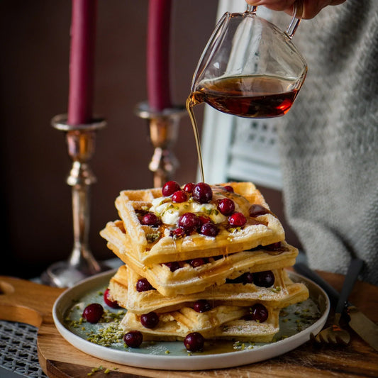 Glutenfreie Waffeln mit Cranberrys und Ahornsirup